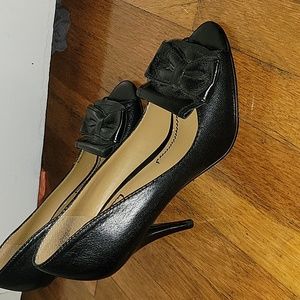Nine West blk leather open toe bow high heels